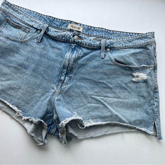 Madewell Plus Relaxed Denim Shorts in Madera Wash Side-Slit Edition - Picture 4 of 7